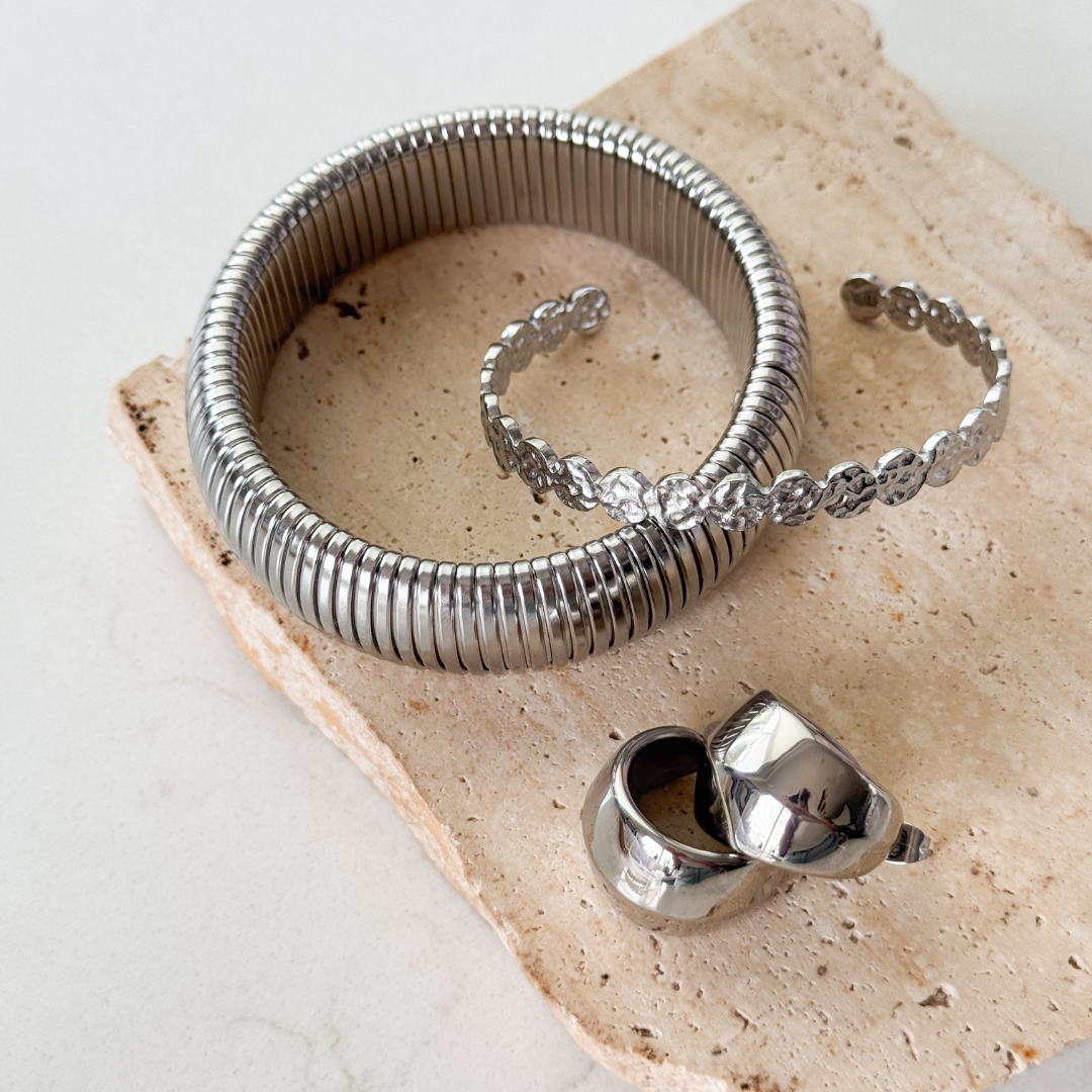 Charlotte Ribbed Bangle (Silver)